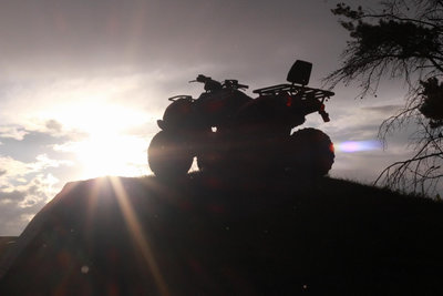 Закат на маршруте катания на квадроциклах - вечерние заезды Минск